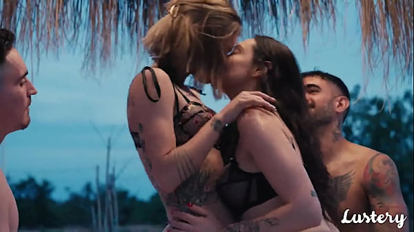 حلقة كاملة House of Lustery أزواج حقيقيون يتبادلون الشركاء في سكس جماعي قوي